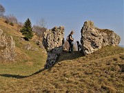 30 Tra bei roccioni che spuntano dalla terra